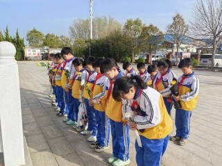 塑造美好心灵争做文明使者：濮阳市油田第一小学向阳花红领巾志愿服务队三一中队组织系列志愿服务活动
