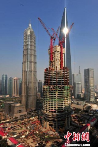 岸上建高楼 （打一字）