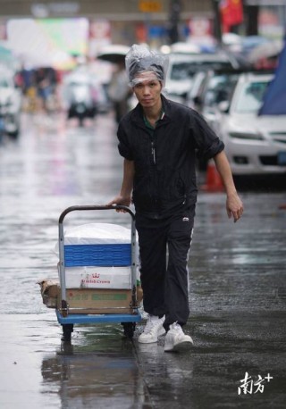 冒雨上班