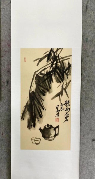 蒙蒙细雨，如烟如雾。听雨品茗，偷得浮生半日闲。