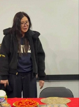 56岁王祖贤久违登台演讲，身材圆润发福明显，脖子前倾还驼背