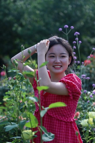**淑女，笑靥如花绽绚烂**