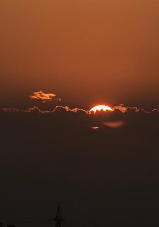 朝阳散尽，只剩夕阳