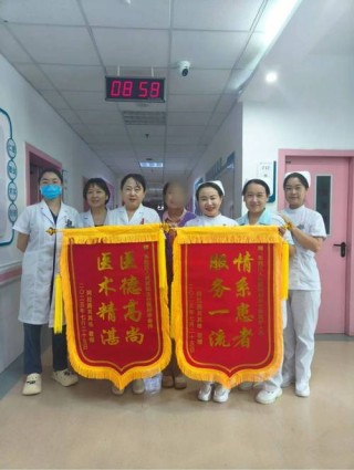 精湛医术，重新找回清晰视觉！女子感恩送锦旗表谢意