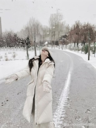 雪地里的小姑娘，白衣点缀雪景美