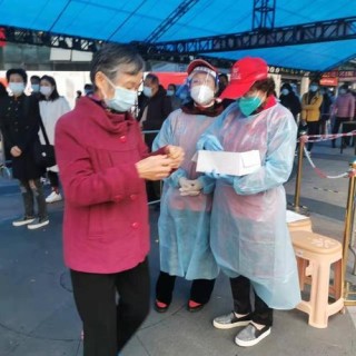 “别样助力”接地气！一居民编打油诗传颂抗疫感人事
