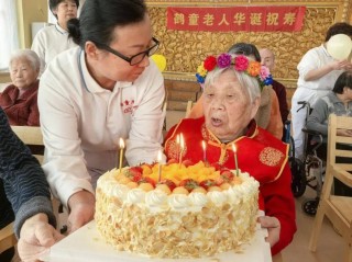 老人生日全家聚在一起，老人一句话惊呆众人：以后你们轮流照顾我