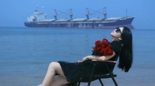 站在海边的少女