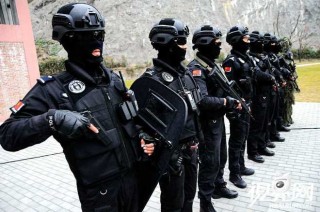 原创
            为何执行任务时特警选择戴头套，而特种兵却是满面油彩？