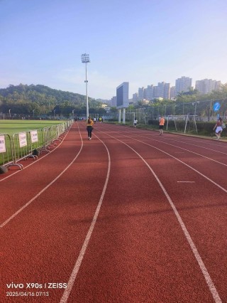 久违的跑道，见着就撒欢