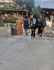两人上寺庙 （打一字）