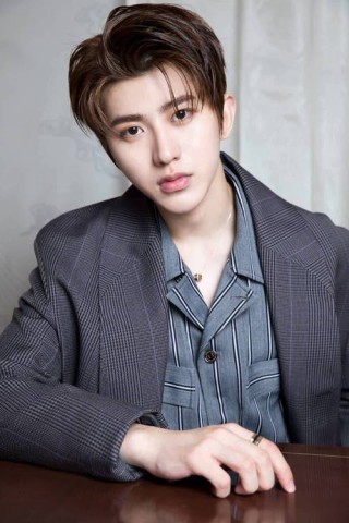 蔡徐坤的努力与坚持：年轻人的成长典范