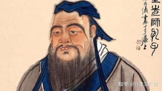 两车夫打先锋 （打一字）