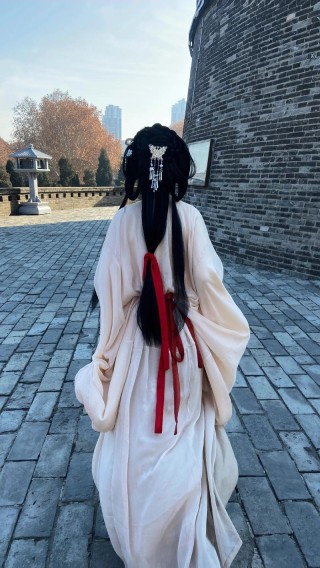 女性背影——时代烙痕还是美丽轻妆？