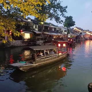 打开门就上了船，扬帆远去，从此，长河万里、海阔天空
