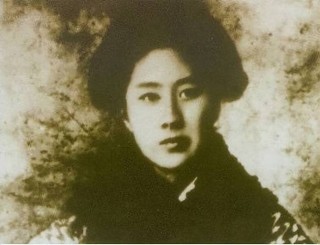 “巾帼英雄”秋瑾的十首诗词，休言女子非英物，夜夜龙泉壁上鸣。