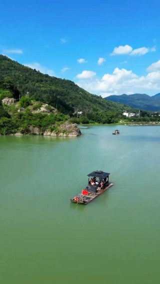 乘一叶竹筏，山挟水转，如诗如画