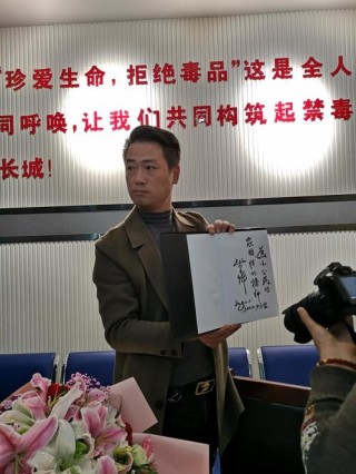 儿童励志电影《小马鞭》在新疆若羌县首映