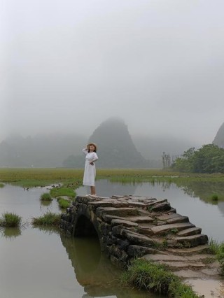 人在桥上行，桥在风景中