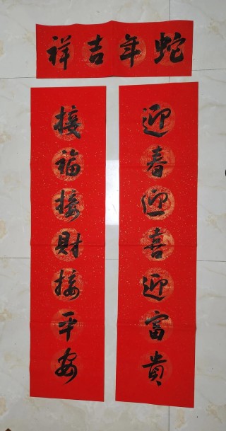 书写大红福字和春联，他们这样传递祝福