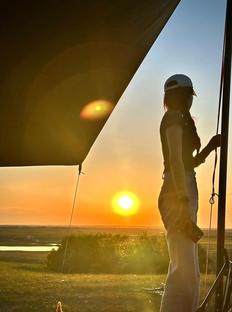 描写夕阳影子的优美句子（夕阳影子照片情侣头像）  第1张