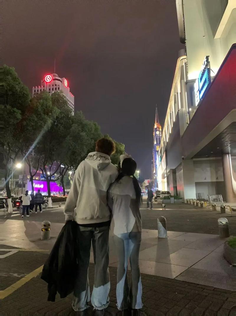 她看上去很幸福 第1张 她看上去很幸福 第1张