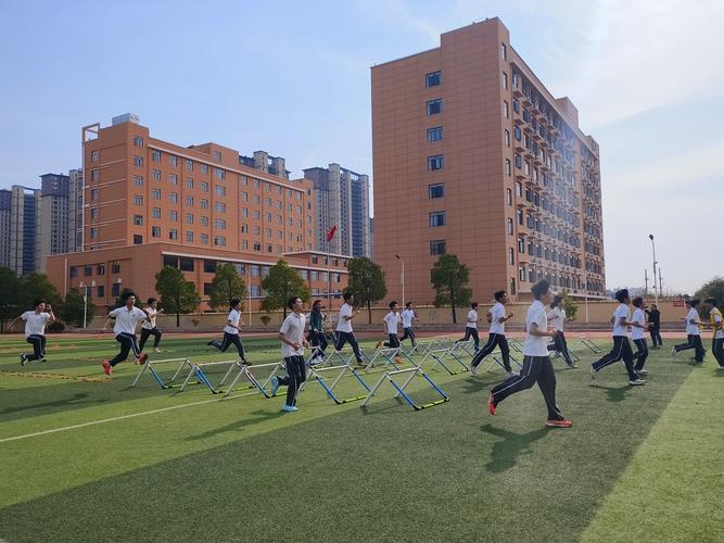 咸宁东方外国语学校以“心”迎新 服务新生  第1张