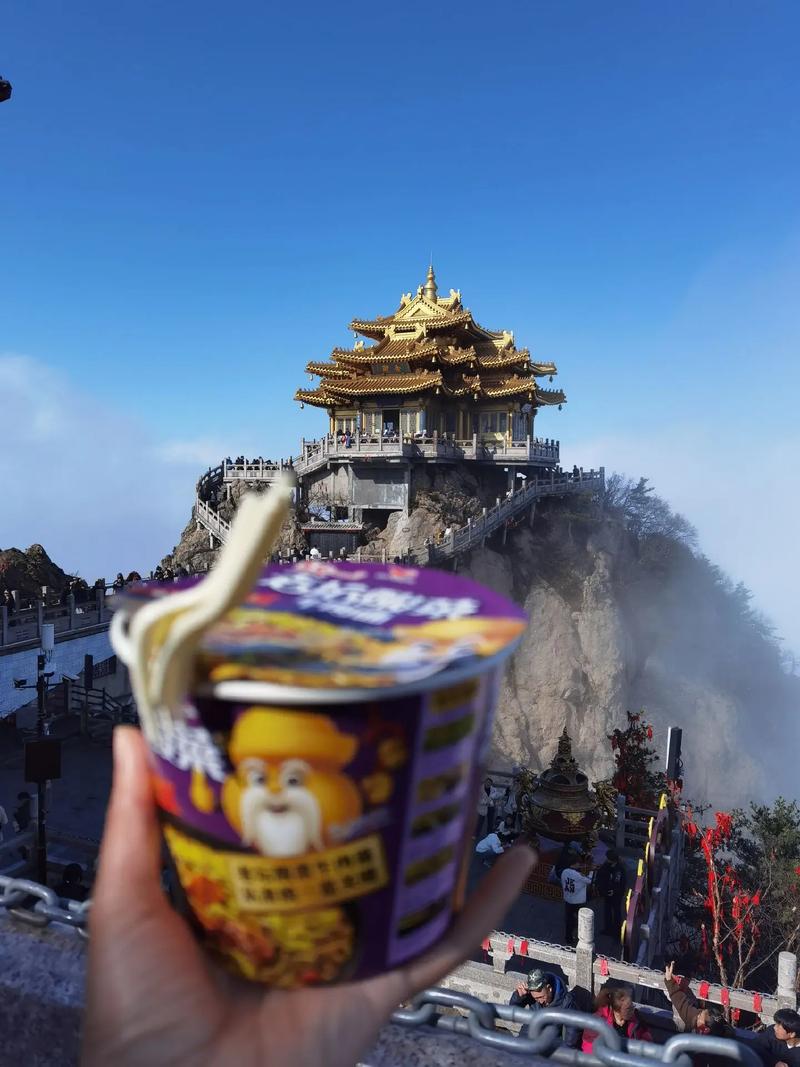 一句“老君山上吃泡面”景区人山人海山顶泡面盒堆积 第1张 一句“老君山上吃泡面”景区人山人海山顶泡面盒堆积 第1张