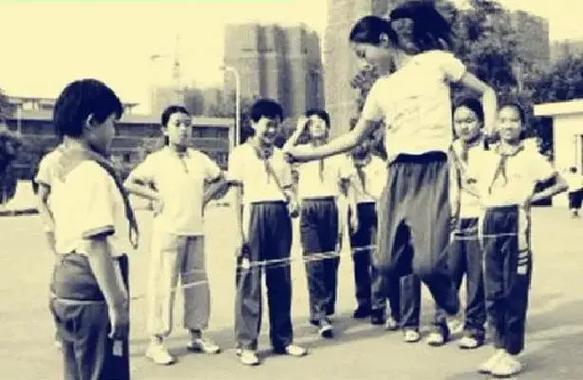五零,六零,七零后的你们,还记得我们儿时打秋千的快乐时光吗? 第1张 五零,六零,七零后的你们,还记得我们儿时打秋千的快乐时光吗? 第1张