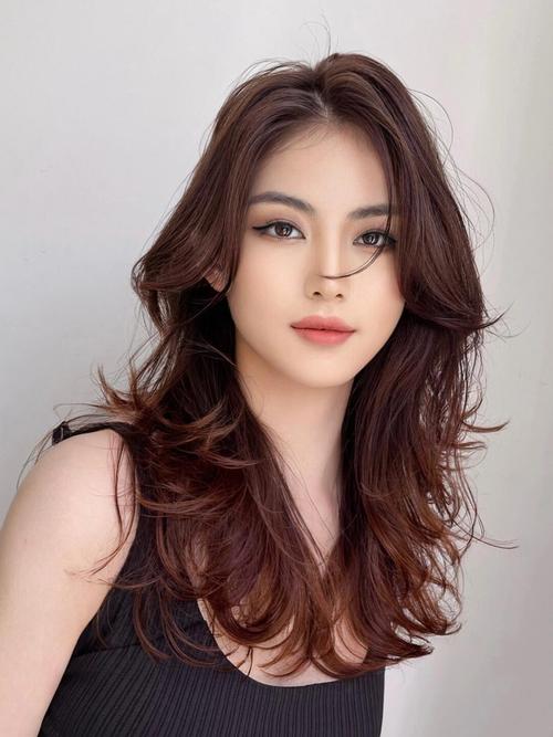 为什么推荐熟女留“长卷发”?时髦不说,关键有女人味还显脸小 第1张 为什么推荐熟女留“长卷发”?时髦不说,关键有女人味还显脸小 第1张