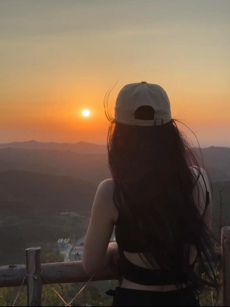 非常经典的句子：没人扶你的时候，自己要站直，路还长，背影要美  第1张