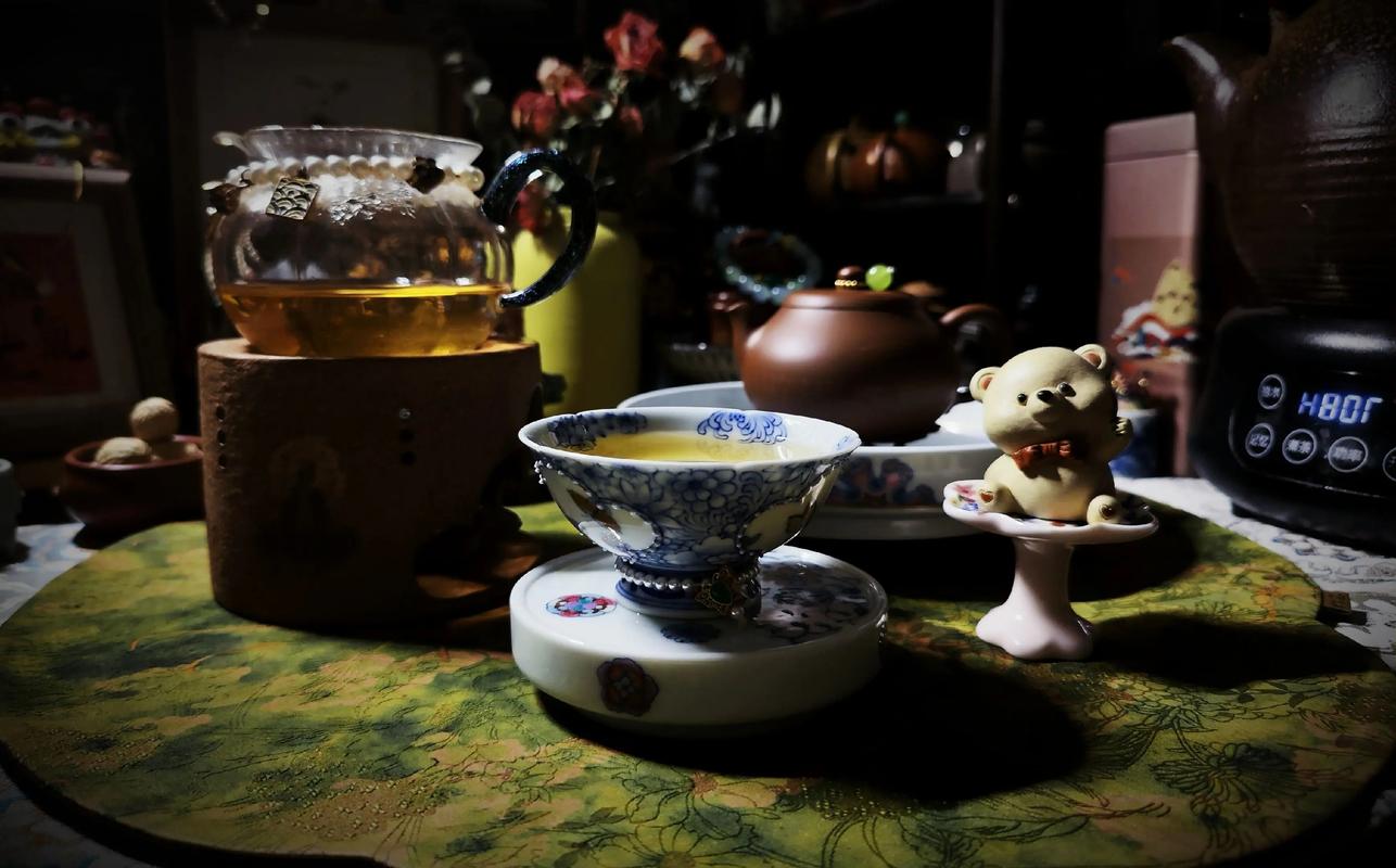 夜间独酌清茶，安静与茶香相伴  第1张