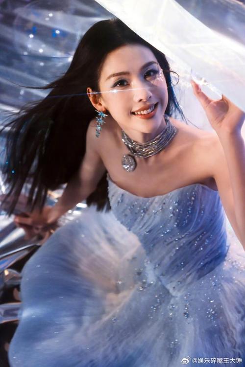 陈都灵海蓝色纱裙唯美造型惊艳大湾区音乐汇  第1张