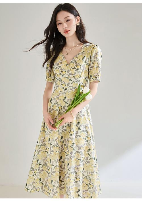 服饰营销文案300段-高领印花连衣裙 第1张 服饰营销文案300段-高领印花连衣裙 第1张