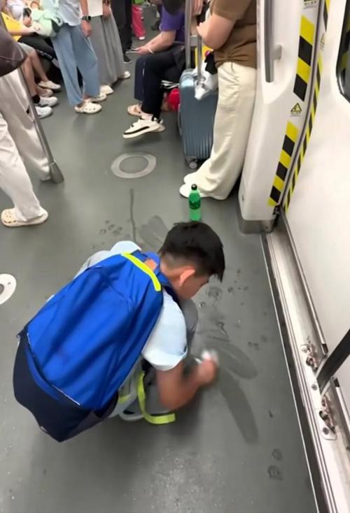小暖男公交车上演绎英雄义举他主要做了什么 第1张 小暖男公交车上演绎英雄义举他主要做了什么 第1张