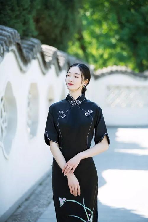 每日诗词:若水闲情约楚腰,旗袍的风雅 第1张 每日诗词:若水闲情约楚腰,旗袍的风雅 第1张