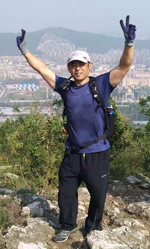 初秋登山忧心除 （打一姓氏）  第1张