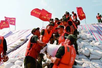 力保安澜 人民至上——抗洪精神述评  第1张