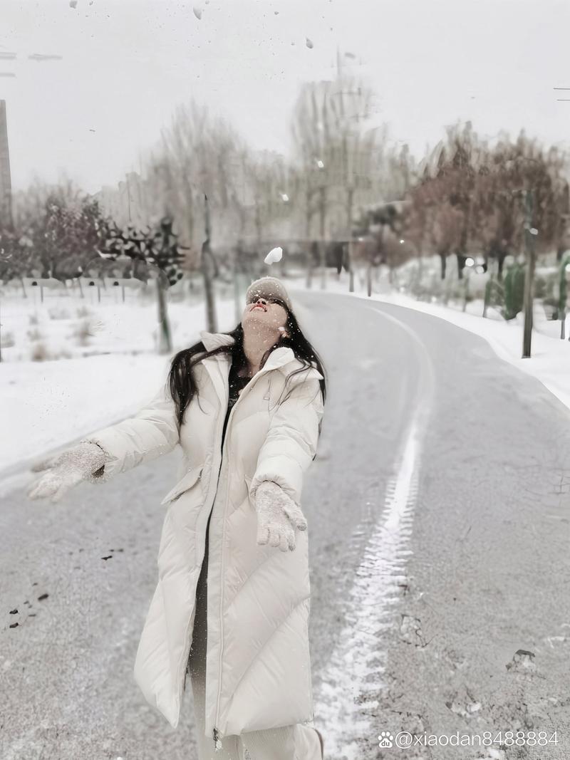 雪地里的小姑娘,白衣点缀雪景美 第1张 雪地里的小姑娘,白衣点缀雪景美 第1张
