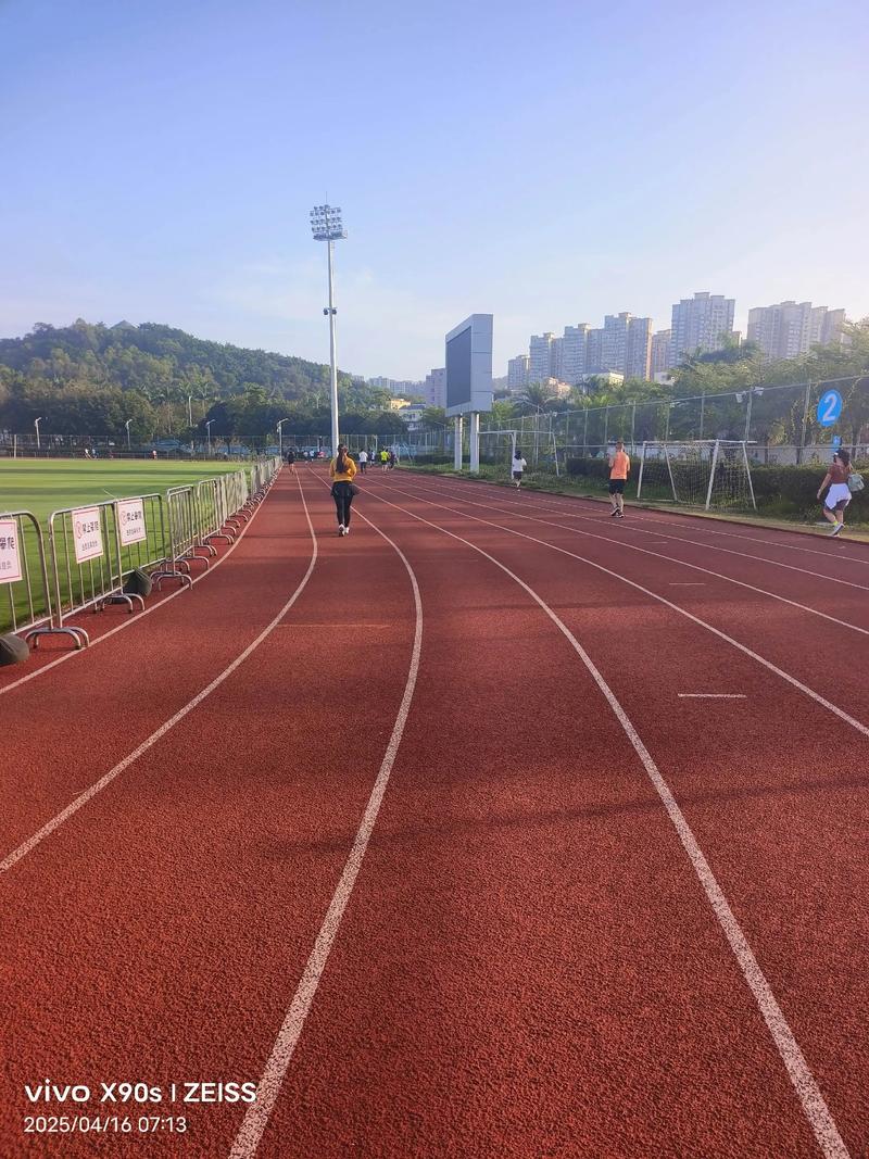 久违的跑道,见着就撒欢 第1张 久违的跑道,见着就撒欢 第1张