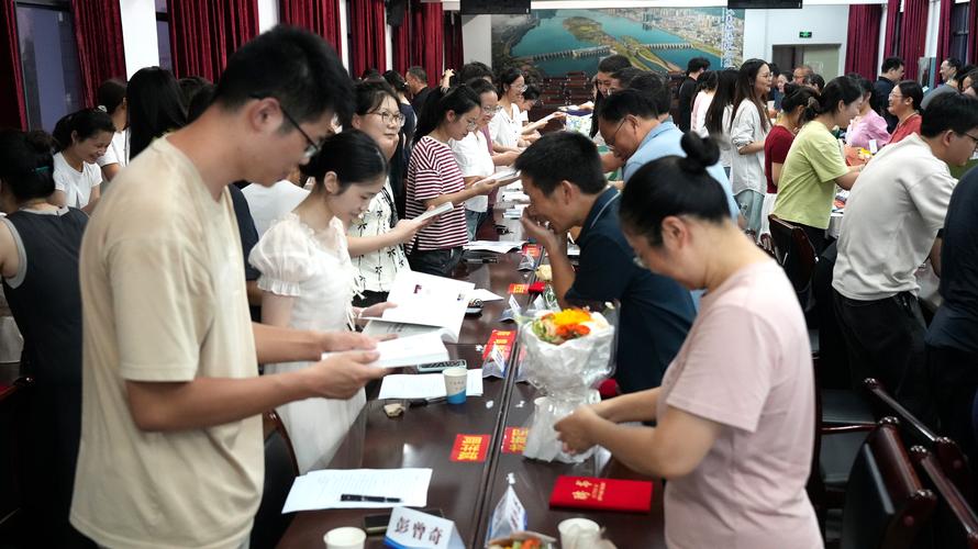 “青蓝工程”在结对青年教师会上的讲话 第1张 “青蓝工程”在结对青年教师会上的讲话 第1张
