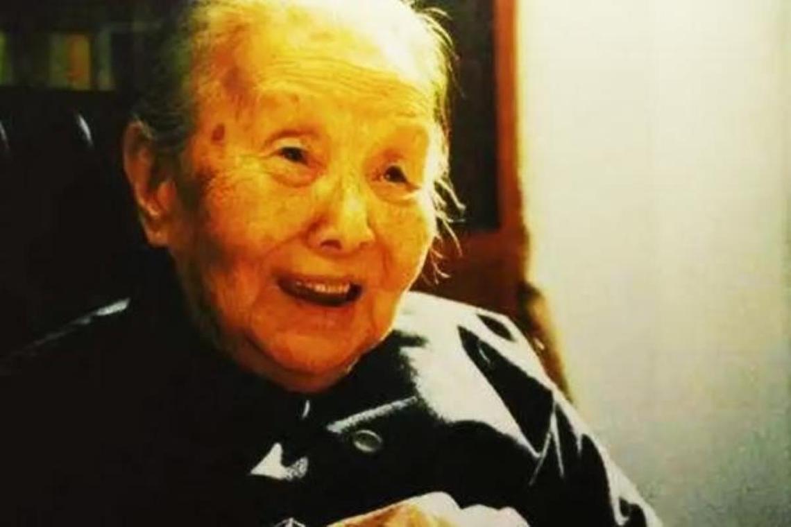 冰心去世后，她孙子为何在墓碑上写“教子无方，枉为人表”8个字周迅少女时，曾做模特留下26幅人体画，出名后，其中一幅卖18  第1张