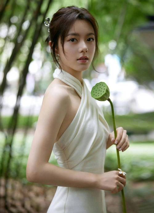 赵今麦挂脖白裙露美背, 古色古香气质清新,淑女范十足! 第1张 赵今麦挂脖白裙露美背, 古色古香气质清新,淑女范十足! 第1张