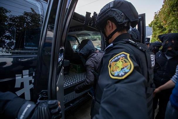 原创
  特警执行任务时，会带黑色面罩，而特种兵却要在脸上涂抹油彩？ 第1张